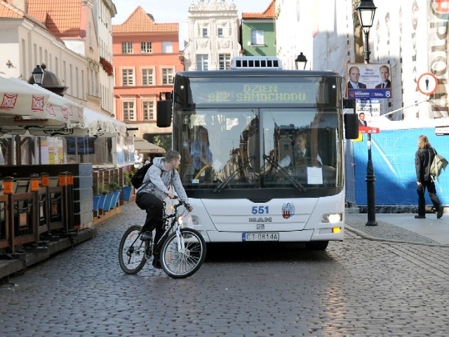 Toruń można było zwiedzać z pokładu autobusu ruszającego ze Starówki