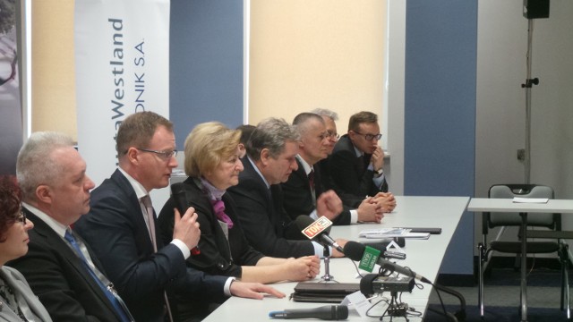 Na zdjęciu od lewej: Elżbieta Kruk (PiS), Jacek Czerniak (SLD), Krzysztof Krystowski (prezes zakładu), Genowefa Tokarska (PSL).