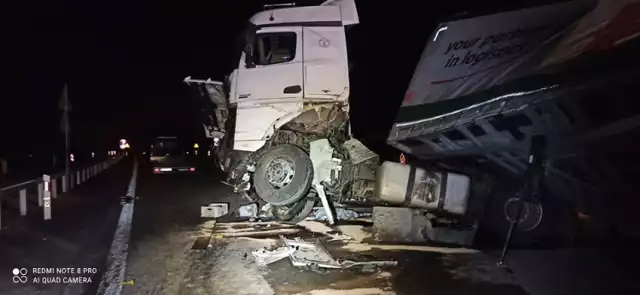 Do wypadku doszło we wtorek wieczorem na autostradzie A1 między Kamieńskiem a Radomskiem. Ciężarówka przewróciła się na bok, cały czas trwają utrudnienia (środa, godz. 8).