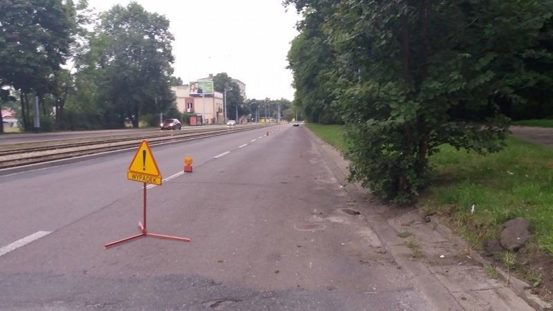 Wypadek motocyklisty przy ul. Pabianickiej. Pasażerka bez kasku w bardzo ciężkim stanie [zdjęcia]