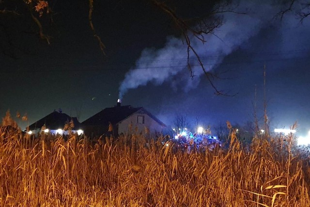 Ogień pojawił się w środę, 4 grudnia, po godz. 23 w domu przy ul. Łąkowej w Zielonej Górze Nowym Kisielinie.- To był pożar sadzy w kominie - informuje Arkadiusz Kaniak z Komendy Miejskiej Państwowej Straży Pożarnej w Zielonej Górze. - W akcji gaśniczej wzięły udział 3 zastępy. Strażacy uporali się z ogniem w 15 minut - relacjonuje. - Pożary sadzy zdarzają się prawie codziennie - mówi A. Kaniuk. - Właściciele domów po prostu nie robią obowiązkowych przeglądów kominów. Jak uniknąć pożaru sadzyWłaściciele domów często nie pamiętają o regularnym czyszczeniu przewodu kominowego. To sprawia, że sadza osiada w kominie i powoli, ale skutecznie zatyka go. Gromadząca się sadza hamuje strumień spalin - wystarczy zaledwie warstwa o grubości kilku milimetrów, by wywołać pożar. Przegląd komina jest obowiązkowy. Powinno się go wykonywać minimum raz w ciągu roku, a w domach opalanych drewnem lub węglem - co trzy miesiące! Uprawniony do wykonania przeglądu jest kominiarz. Za brak przeglądu można dostać grzywnę do 5 tys. zł. Jak rozpoznać pożar sadzy w kominieObjawami pożaru sadzy jest przede wszystkim głośny dźwięk, dochodzący z komina - "dudnienie" lub syczenie, często towarzyszą mu także snopy iskier lub nawet języki ognia, widocznie u wylotu komina nad dachem. Przewód kominowy robi cieplejszy niż zwykle, ale tylko w jednym miejscu, tam, gdzie zaczyna płonąć sadza. Gdy na ścianach zaczynają pojawiać się rysy to znak, że  komin zaczyna pękać Co zrobić, gdy płonie sadza?Do gaszenia nie wolno używać wody, bo może to spowodować pęknięcie komina. Należy wezwać straż pożarną, i wygasić palenisko, zasypując je np. ziemią. Trzeba też zamknąć dopływ powietrza do pieca z dołu i góry. Powyższe rady pochodzą ze strony osp.pl;nf