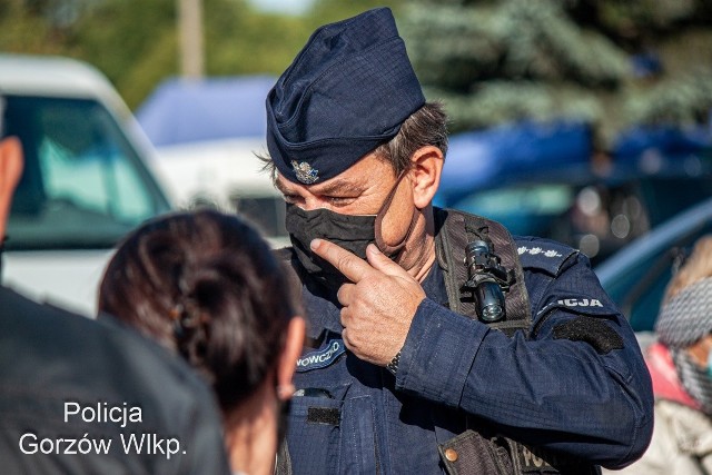 Od soboty 10 października noszenie maseczek w miejscach publicznych jest obowiązkowe. Policjanci sprawdzają, czy mieszkańcy stosują się do tych przepisów.