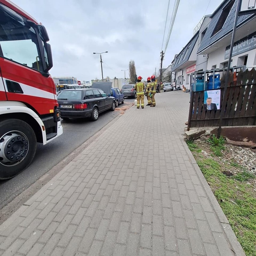 Zderzenie 3 pojazdów w Pszowie. Jeden z kierujących z obrażeniami został przetransportowany do szpitala