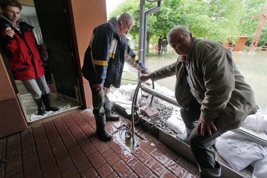 Woda w gminie Zielonki opadła. Został muł, żal i duże straty [ZDJĘCIA]