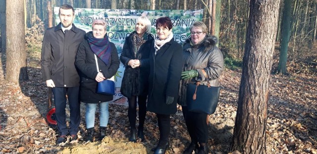 Gmina Płoniawy-Bramura. Ścieżka przyrodniczo-edukacyjna i nowy sprzęt dla strażaków