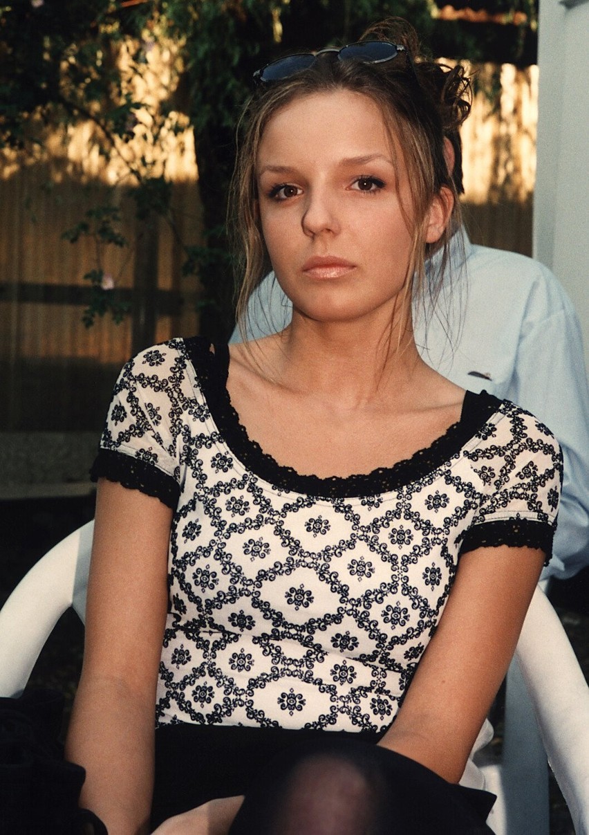 „Sara”. Agnieszka Włodarczyk zaczynała karierę jako nastolatka. Dziś ma już 42 lata i z trudem idzie ją rozpoznać na archiwalnych zdjęciach!