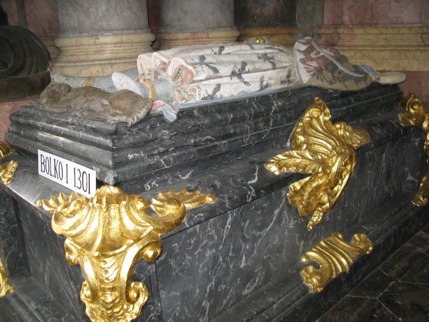 Krzeszów, mauzoleum Piastów, sarkofag Bolka I. Sarkofagi są...