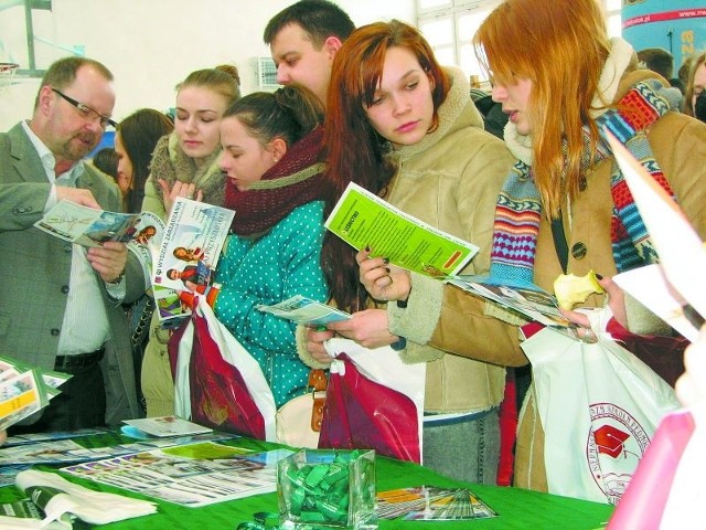 Młodzież zaczyna doceniać dobre studia, które dają zawód - mówił Krzysztof Połubiński (na zdjęciu z lewej) z Politechniki Białostockiej.