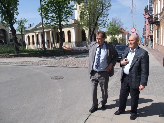 Prof. Gustaw Zemła w towarzystwie Artura Hajdorowicza obejrzał miejsce, gdzie ma stanąć pomnik Henryka Sienkiewicza.