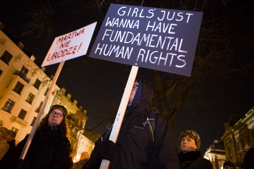 Kraków. Protest kobiet przeciwko zaostrzeniu prawa aborcyjnego [ZDJĘCIA]