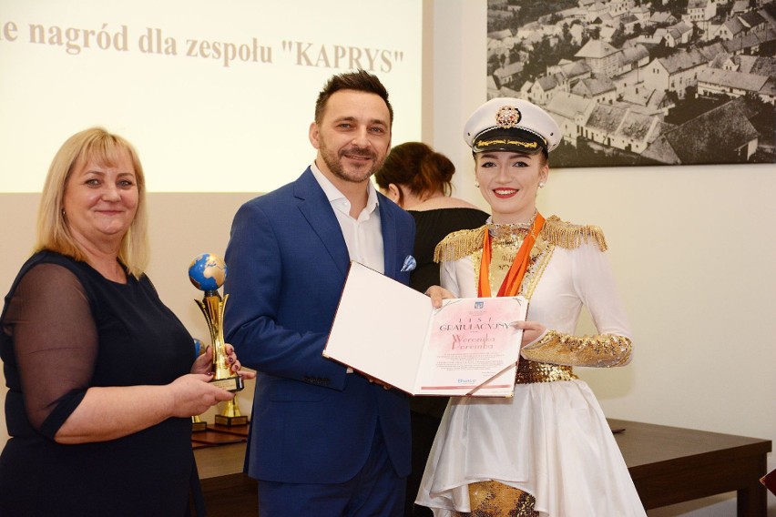 Mażoretki zespołu "Kaprys" z Branic uhonorowane przez władze gminy. One same przygotowały zaś tort z okazji 20-lecia grupy