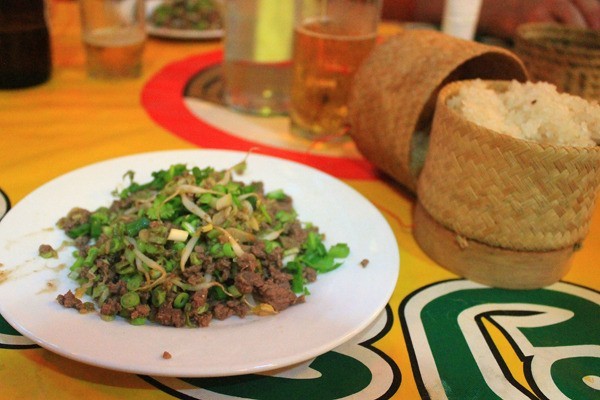 Przysmak Laosu - larp, czyli siekana wołowina i klejący ryż.