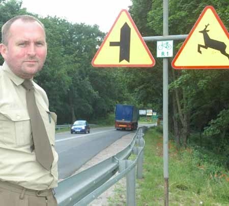 - Większość kierowców lekceważy znak po prawej stronie ostrzegający przez zwierzętami. A powinni zachować szczególną ostrożność na tym odcinku - mówi szef straży leśnej Józef Otter.