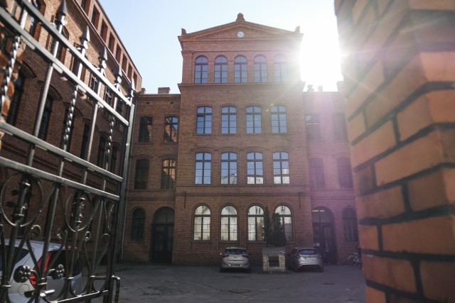 W XIX wieku ten budynek przy ul. Wielkie Garbary był siedzibą jedynej żeńskiej (pruskiej) szkoły w Toruniu. Uczyło się w nim średnio 550 uczennic w wieku od 7 do 20 lat. Obecnie to siedziba SP nr 1. Etapami przechodzi gruntowną modernizację.