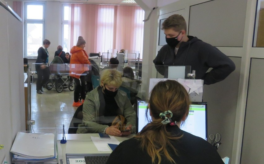 Weekend dla Ukrainy. Pracownicy podlaskiego ZUS pomagali uchodźcom m.in. składać wnioski o 500 plus 