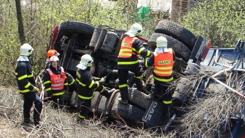 Wypadek polskiego tira w Czeskim Cieszynie. Zjechał ze zbocza i się przewrócił [ZDJĘCIA]