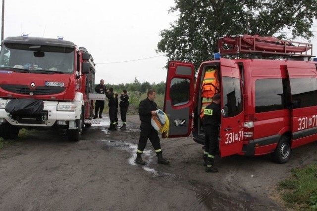 Wydobyciem samolotu ze stawu zajmowali się radomscy strażacy. 