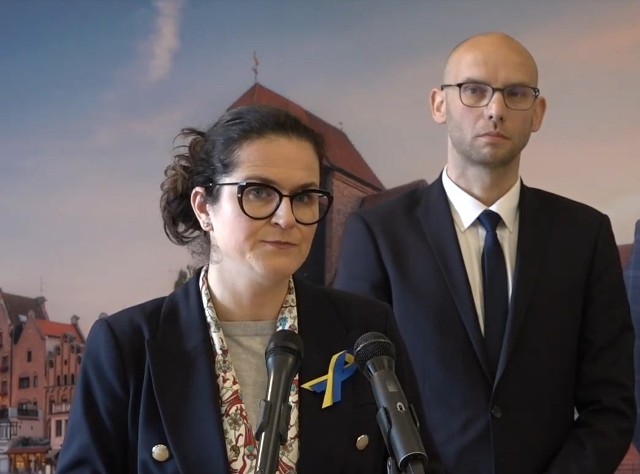 Aleksandra Dulkiewicz, prezydent Gdańska, za nią Piotr Kryszewski, nowy wiceprezydent.