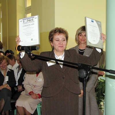 Bożena Grotowicz, dyrektor bielskiego szpitala, cieszy się razem z personelem z uzyskanego certyfikatu jakości