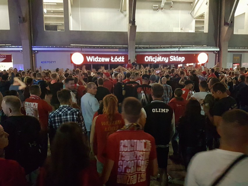Około 1 w nocy pod stadionem Widzewa zebrało się blisko dwa...