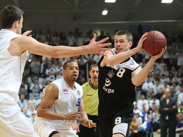 W meczu Tauron Basket Ligi, AZS Koszalin w koszalińskiej hali Gwardii przegrał z Energą Czarnymi Słupsk 67:69.