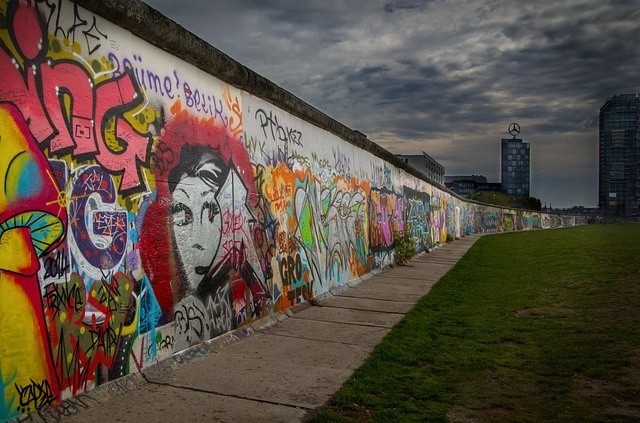 Mur berliński stał się symbolem zimnej wojny, ale także...