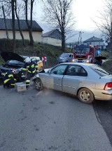 Wypadek w gminie Iwanowice. Czołowe zderzenie samochodów osobowych i dwie osoby ranne
