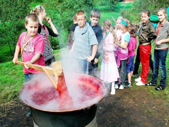 Dzieciaki z klasy VA ustawiały się w kolejce do mieszania powideł, które od rana smażyli ich koledzy. Co godzinę zajmowały się tym inne klasy, a gdy już uczniowie wrócili do domów, opiekę nad miedzianym kotłem przejęli nauczyciele