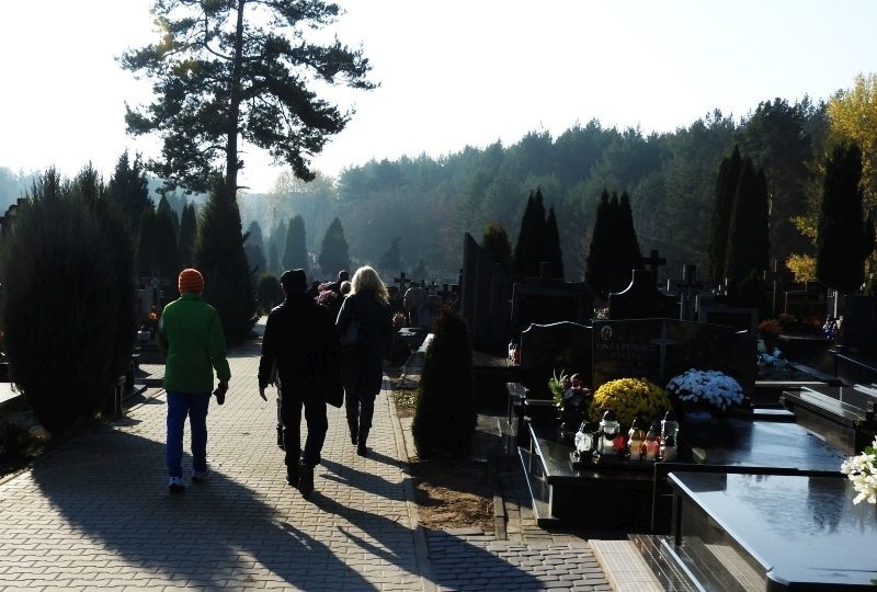 Cmentarz św. A. Boboli: Białostoczanie odwiedzają groby (zdjęcia, wideo)