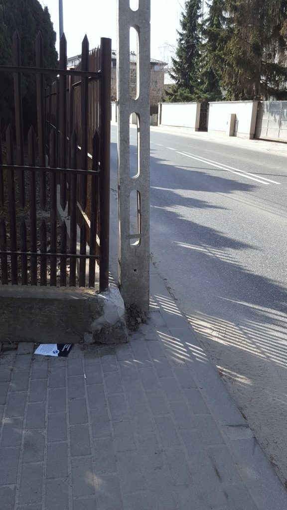 Wąski chodnik zagrodzony słupem przy ul. Sytej w Warszawie.