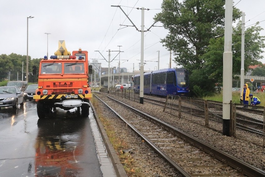 Wykolejenie tramwaju na placu Społecznym (ZDJĘCIA)