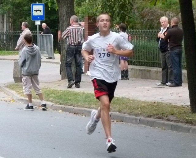 Bohaterem biegu na dystansie 10 km został piętnasolatek, Stefan Górecki z Grójca, który finiszował na 3. miejscu