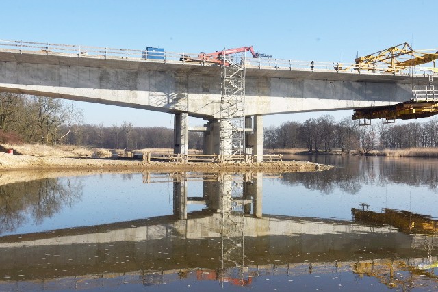 Most nad Odrą w Milsku ma długość ponad 360 metrów. Ma być oddany do użytku w połowie tego roku.