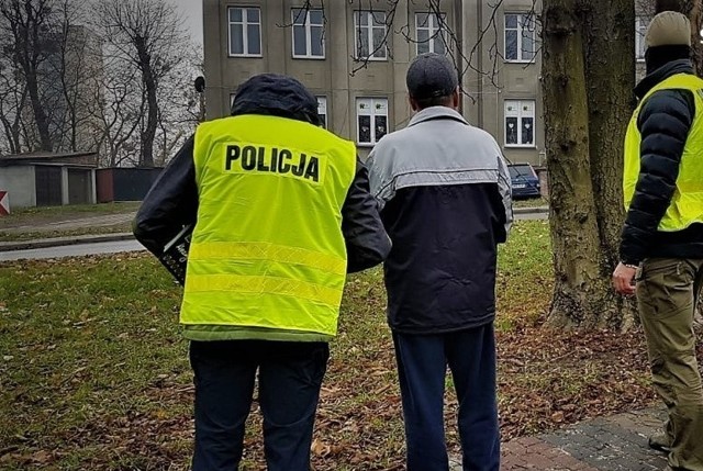 Piotr R. przyznał się do zabójstwa. Danucie B. zadał liczne ciosy nożem. Nie mógł pogodzić się z rozstaniem.Zobacz kolejne zdjęcia. Przesuwaj zdjęcia w prawo - naciśnij strzałkę lub przycisk NASTĘPNE