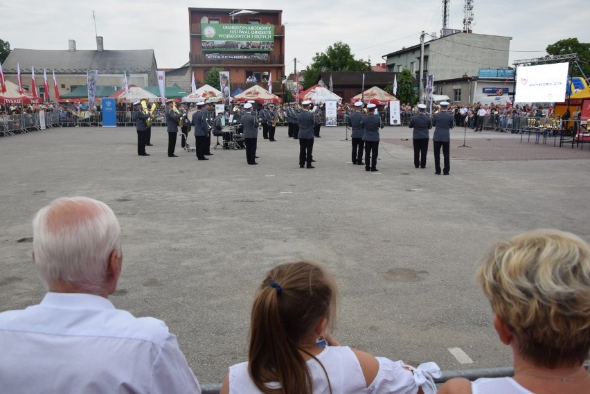 Parada i tańce instrumentalistów w Skale. Festiwal Orkiestr Wojskowych i Dętych