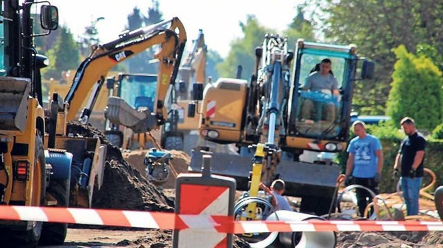 Praca wre. Roboty drogowe to jedno, ale przy okazji Regionalne Wodociągi i Kanalizacja wymieniają tu sieć wodociągową