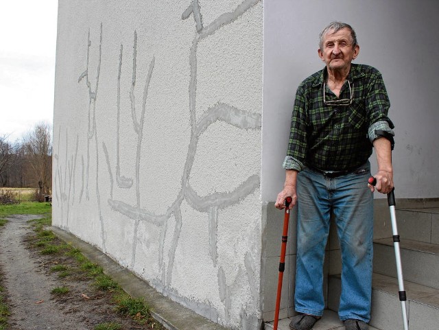 Władysław Glistak z Chełmka remontuje dom po każdym wstrząsie „Janiny”. Na zewnętrznych ścianach widać betonową zaprawę, która scala pęknięcia w budynku. Wygląda jak pajęcza sieć