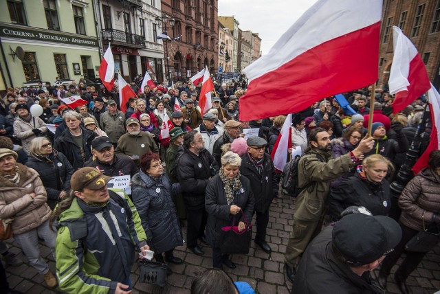 Komitet Obrony Demokracji manifestował na Rynku Staromiejskim w Toruniu w samo południe. Tak było w Bydgoszczy. Zobacz wideo.