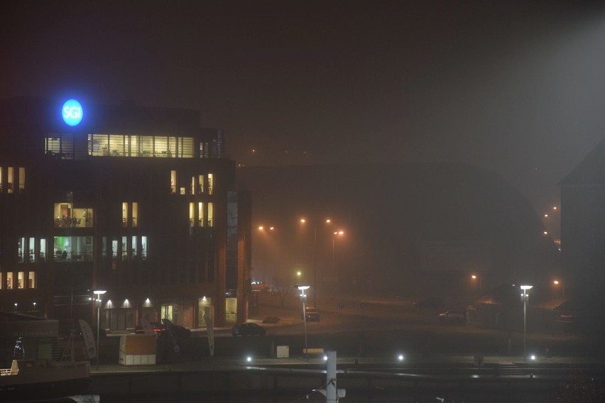 Mgła w Szczecinie. Korki na prawobrzeże, autobusy mają opóźnienia