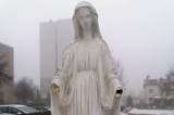 W Częstochowie odrąbano dłonie figurze Matki Boskiej. "Dłonie figury zostały rzucone na ziemię. Strasznie to przeżyłem"- mówi proboszcz