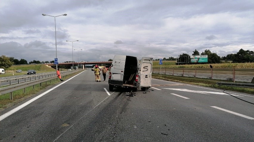 Wypadek na A4 na wysokości Prószkowa. Samochód dostawczy zderzył się z ciężarówką