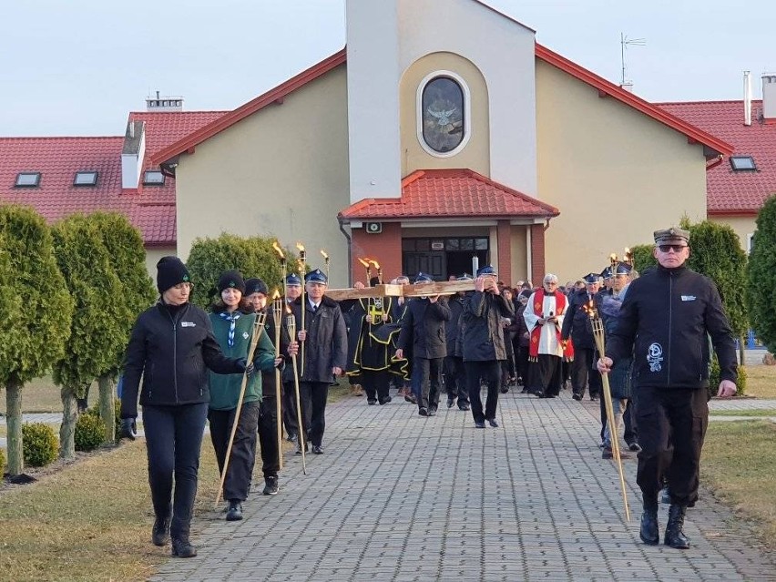 Droga Krzyżowa ulicami Makowa Mazowieckiego. 8.04.2022 wyruszyli w nią wierni z parafii pw. św. Brata Alberta. Zdjęcia