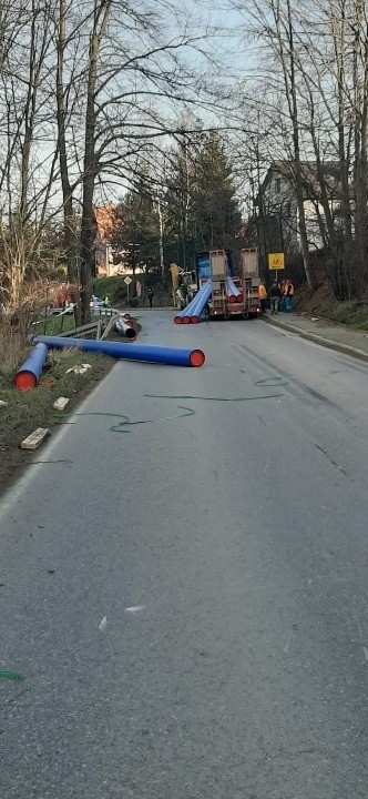 Bysina. Z naczepy spadły rury. Jedna z nich uderzyła w bok samochodu osobowego