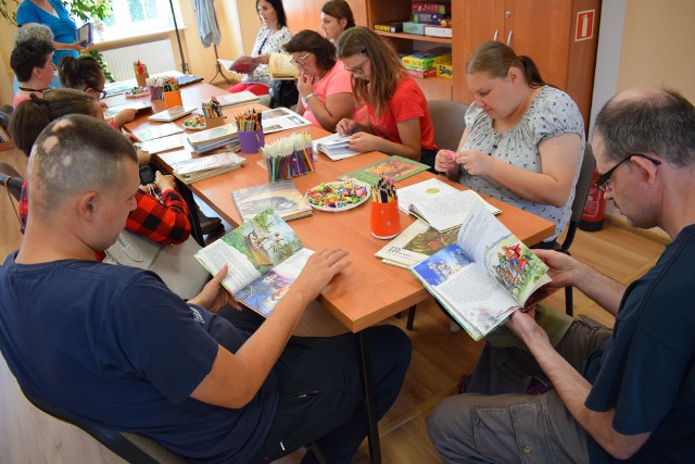 Miasteckie legendarne spotkania z literaturą to cykl spotkań organizowanych przez Bibliotekę Publiczną w Miastku. Tym razem w książnicy gościła grupa podopiecznych Fundacji „Sprawni Inaczej” z Miastka.