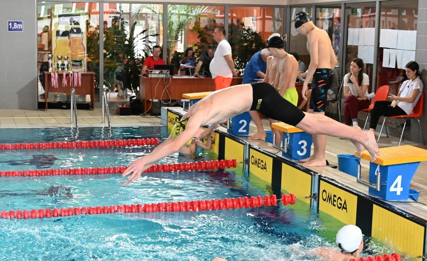 Na pływalni Foka w Kielcach rywalizowało blisko 150 uczniów...