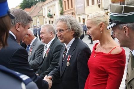 Medal wręczył prezesowi Targów Kielce Andrzejowi Mochoniowi minister spraw wewnętrznych i administracji Jerzy Miller.