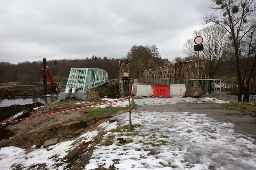 Rozpoczął się demontaż mostu czołgowego. Powstanie nowa przeprawa przez Słupię