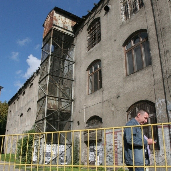 Szary, obskurny i zaniedbany budynek na rogu Piłsudskiego i Żabiej wkrótce może odzyskać świetność. Będzie też można go rozbudować.