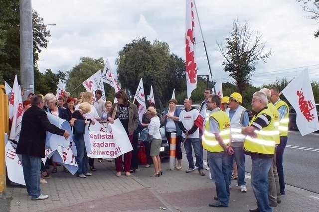 Pracownicy szpitala z transparentami, gwizdkami i flagami najpier protestowali przed szpitalem, weszli też na obrady Rady Powiatu