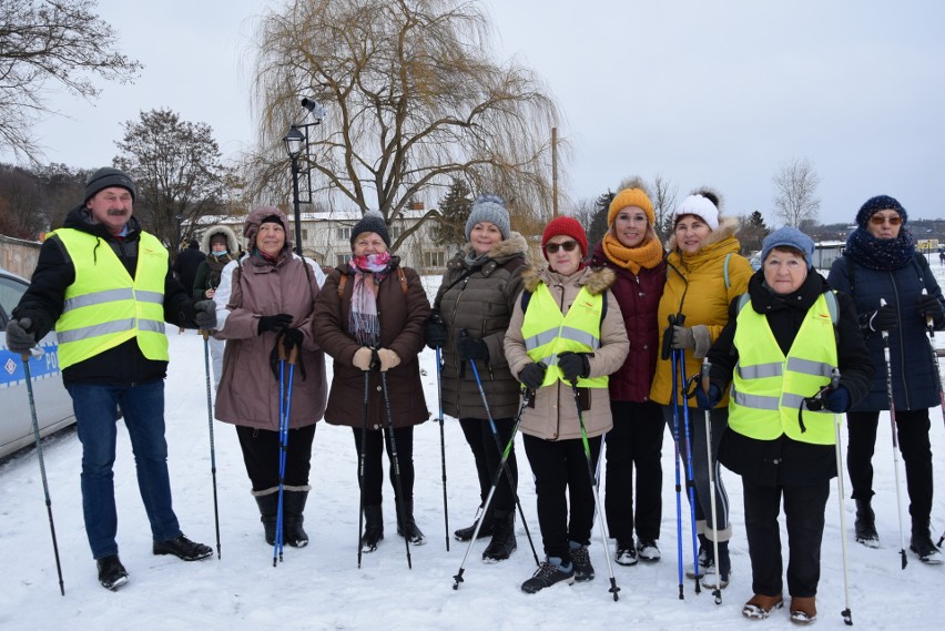 Wspólny spacer nordic walking z okazji Dnia Babci i Dziadka w Sandomierzu [ZDJĘCIA]